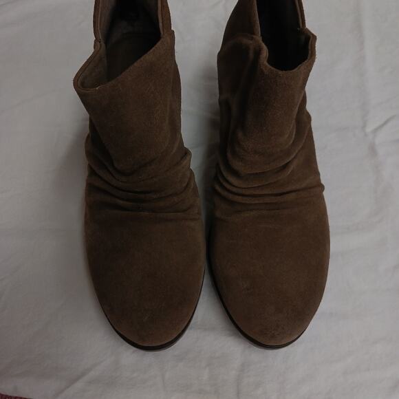 BOC (Born) suede boots sz 8.5 M taupe Settle pleated foot heeled bootie - Picture 5 of 8
